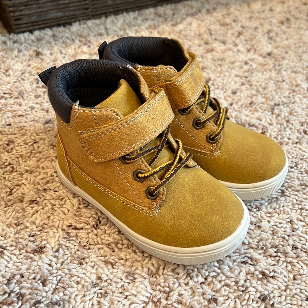 NWOT Carter’s brand toddler boy’s boots size 7